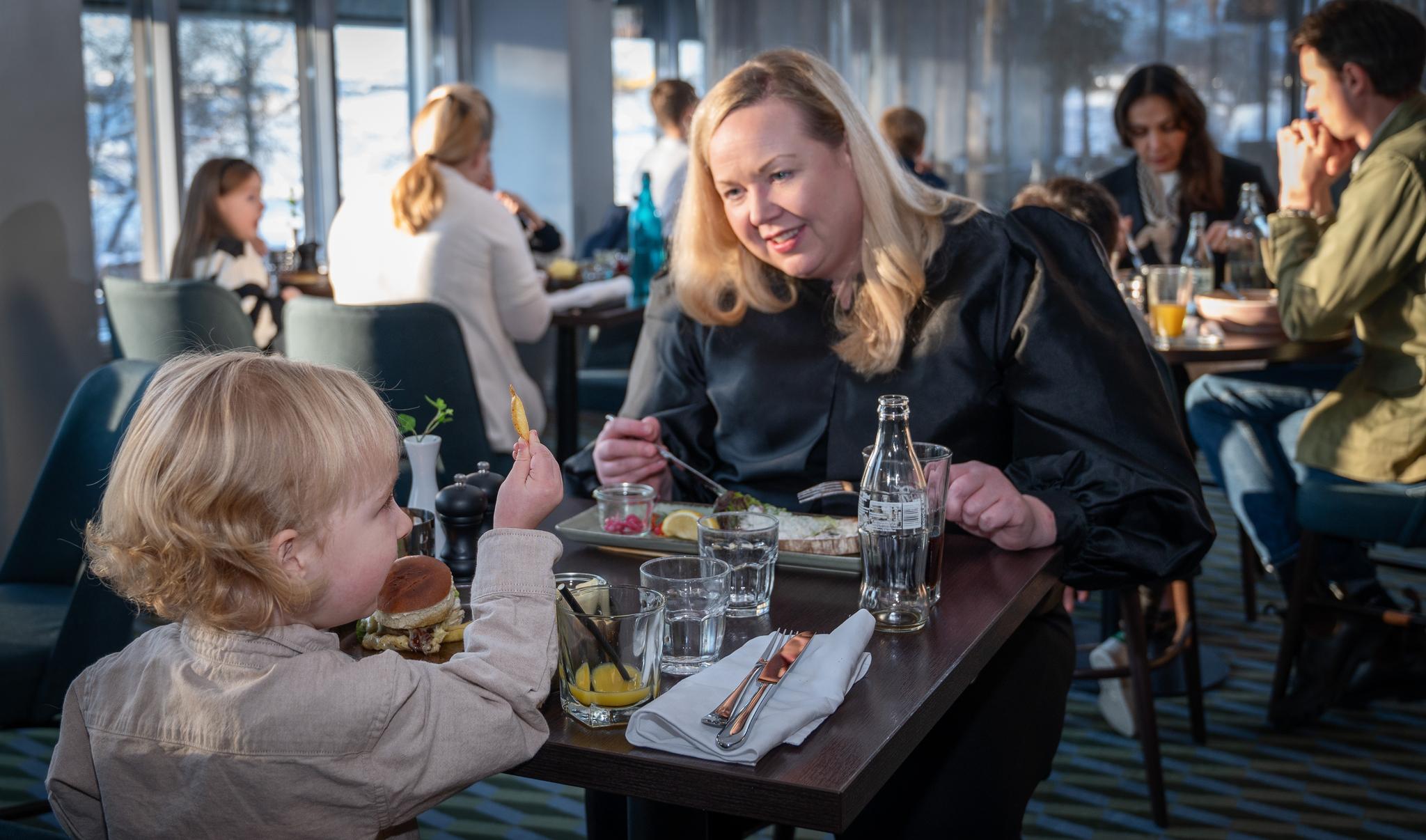 Familjeglädje på Hotellet