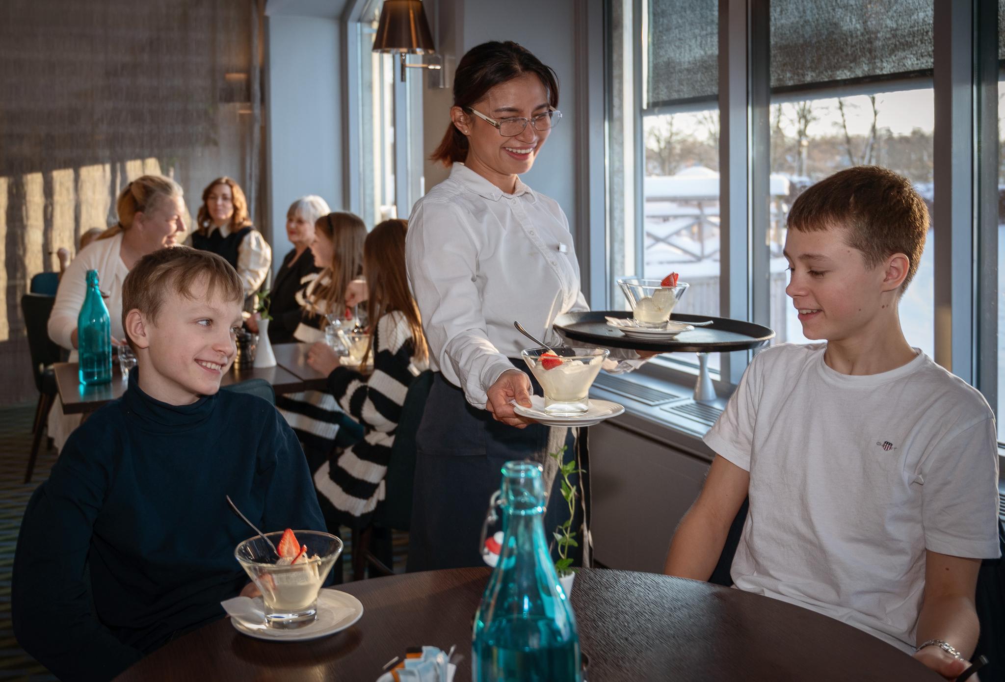 Familjeglädje på Hotellet