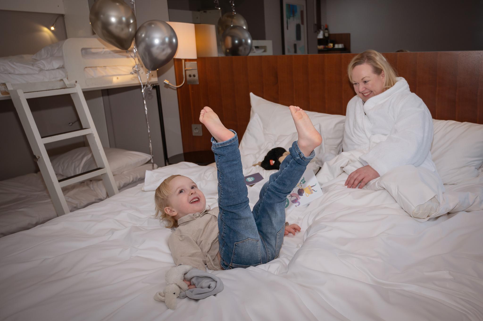 Familjeglädje på Hotellet